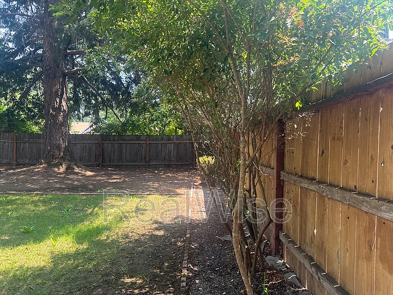 940 SE North St — Photo 25