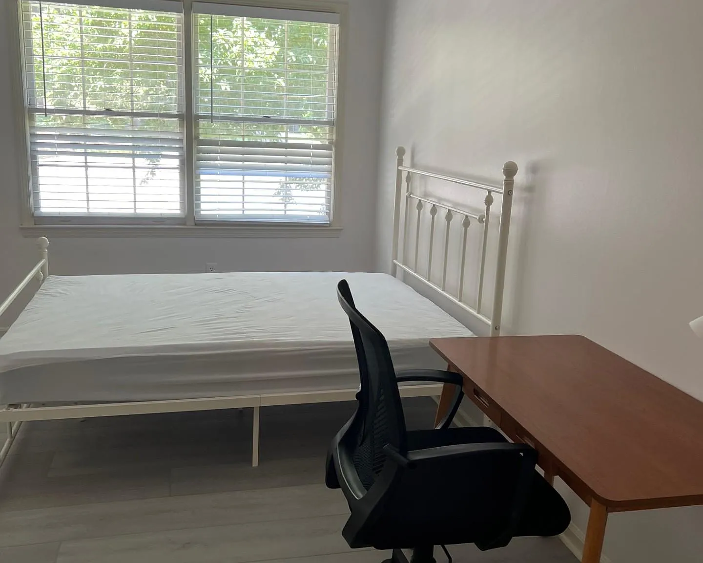 4 bed, 2.0 bath, 2300 sqft, $910 — Photo 1