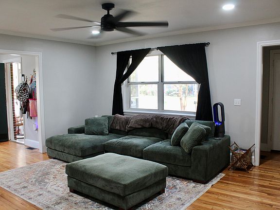 2nd image of 460 Hampton St