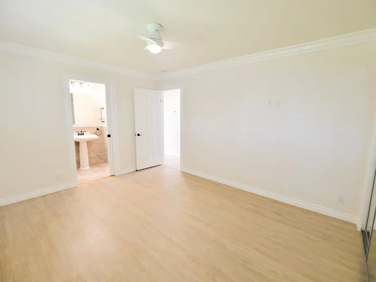 220 W Canada — Photo 17