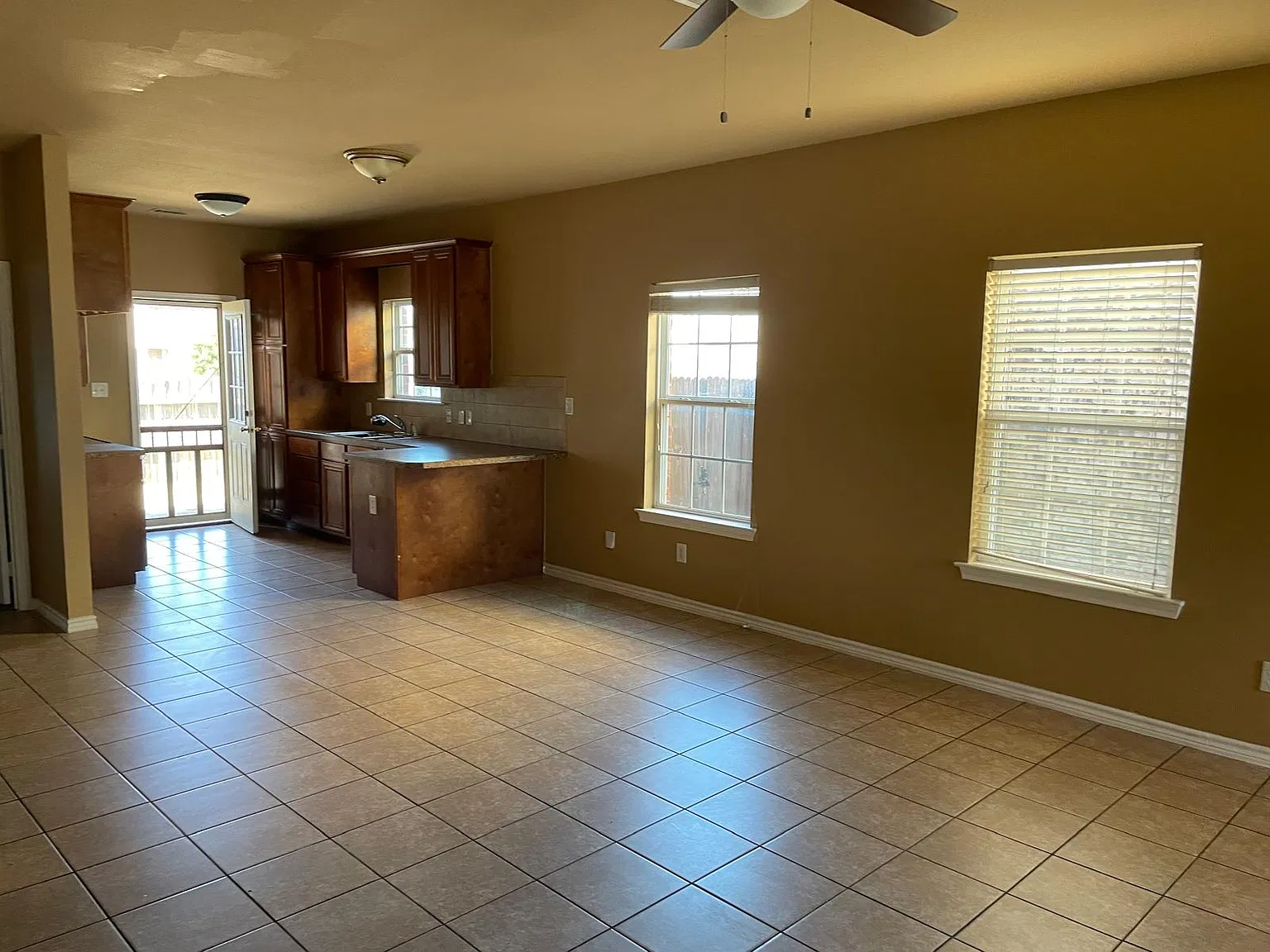 3 bed, 2.5 bath, 1479 sqft, $1,600 — Photo 2