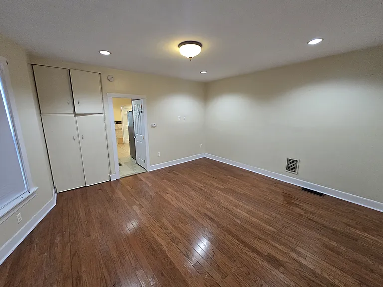 147 W Douglass St #1 — Photo 5