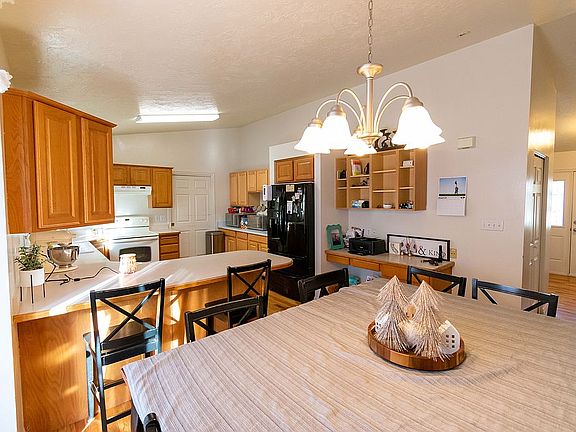 Spacious, beautiful kitchen 