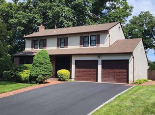1 Quincy Ln, Smithtown, NY 11787