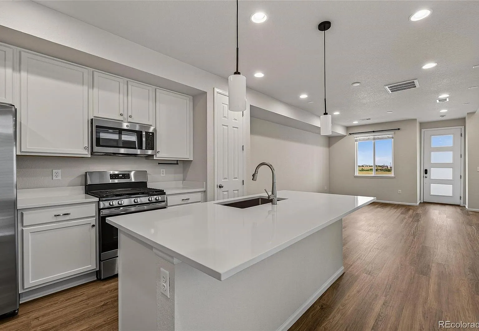 3 bed, 2.5 bath, 1577 sqft, $2,700 — Photo 2