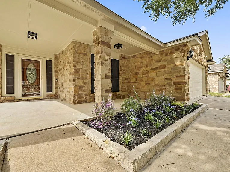 919 Flanagan Dr — Photo 1