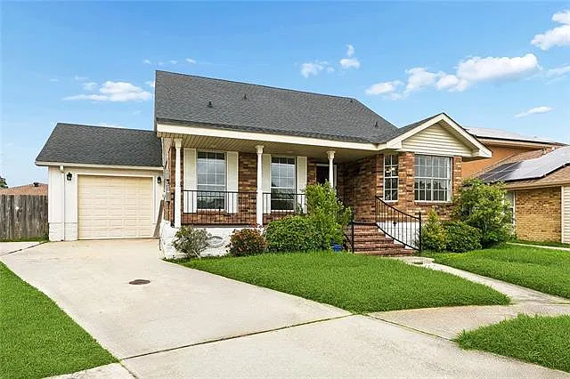 3 bed, 2.0 bath, 2460 sqft, $1,900 — Photo 1