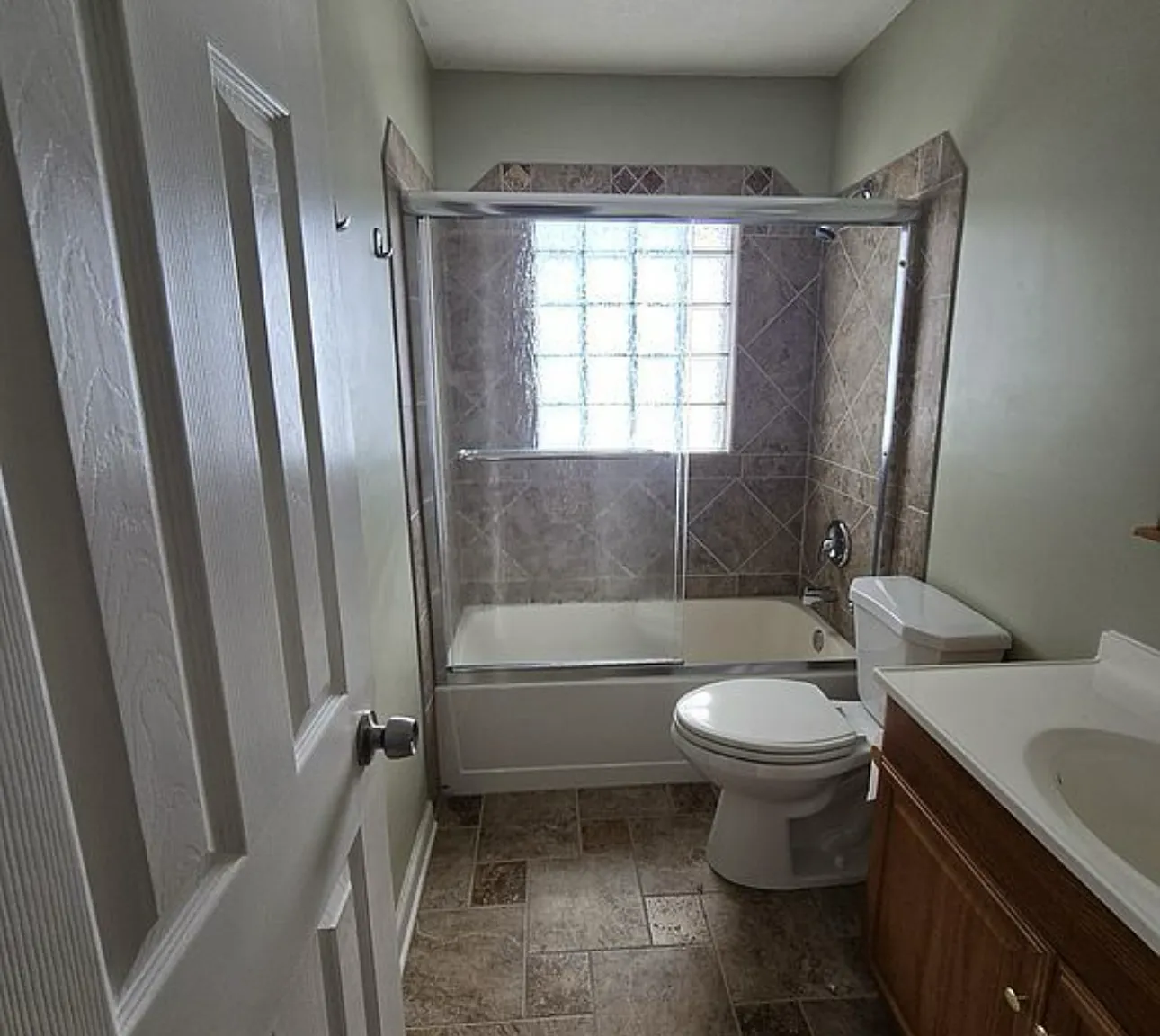3 bed, 1392 sqft, $2,100 — Photo 1