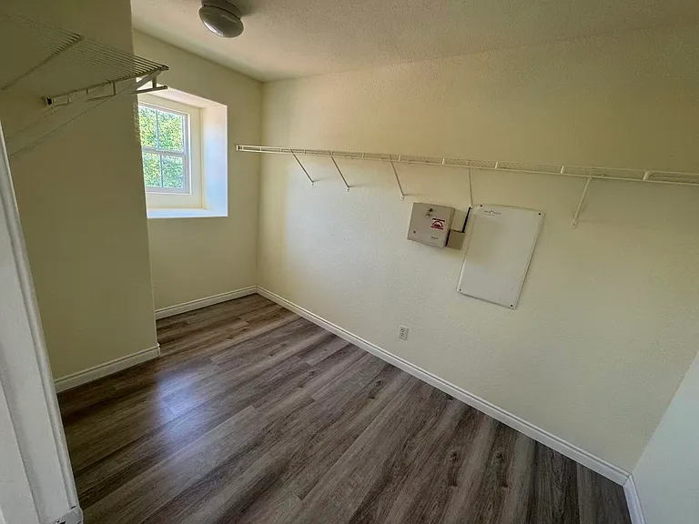 1070 Hawthorne Dr — Photo 13