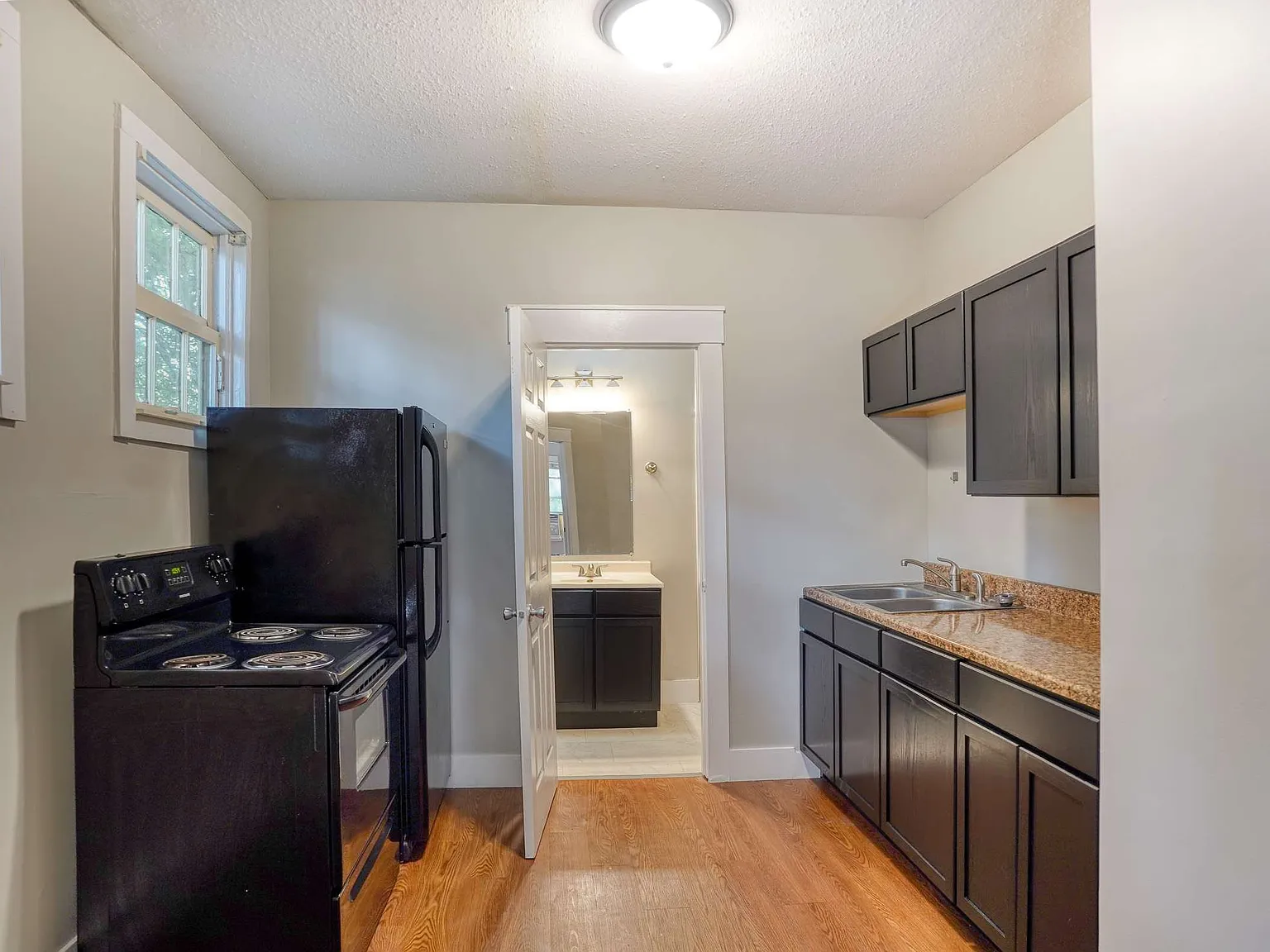 1529 Ferry Street Apartments — Photo 4