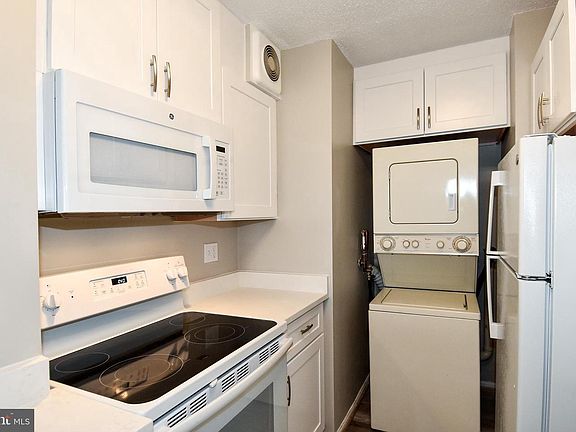 4th image of 900 N Stafford St APT 1202
