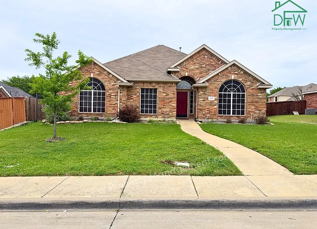 4 bed, 2.0 bath, 2486 sqft, $2,395 — Photo 1