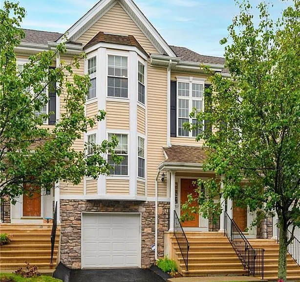 1703 Briar Woods Ln — Photo 1