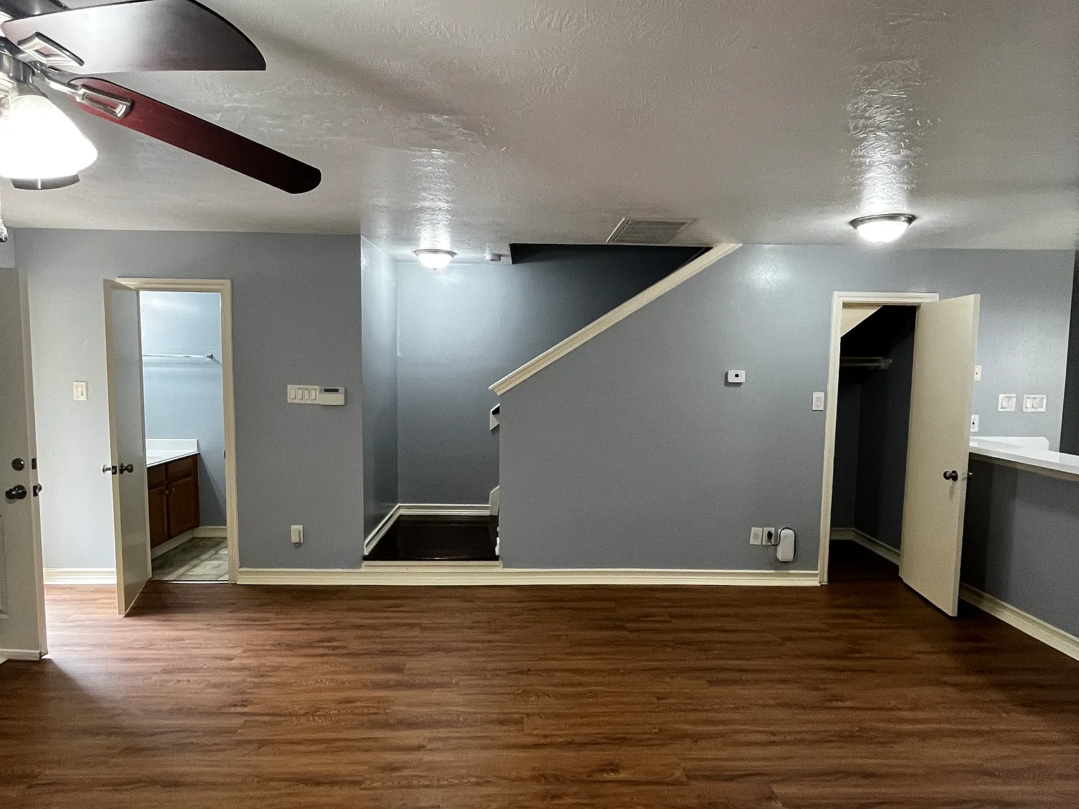 3 bed, 2.5 bath, 1350 sqft, $2,100 — Photo 4
