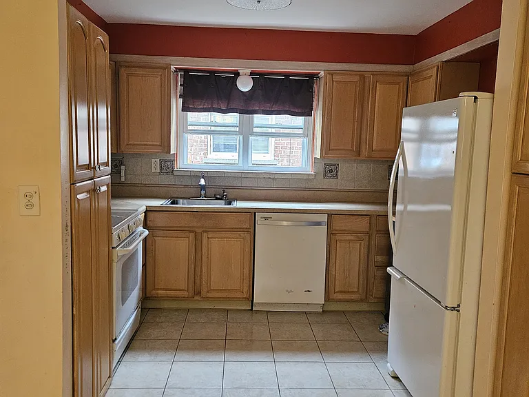 Hering Ave — Photo 1