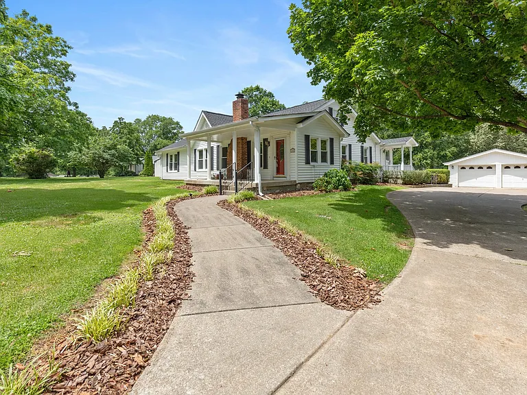 3228 Lakeshore Dr — Photo 2