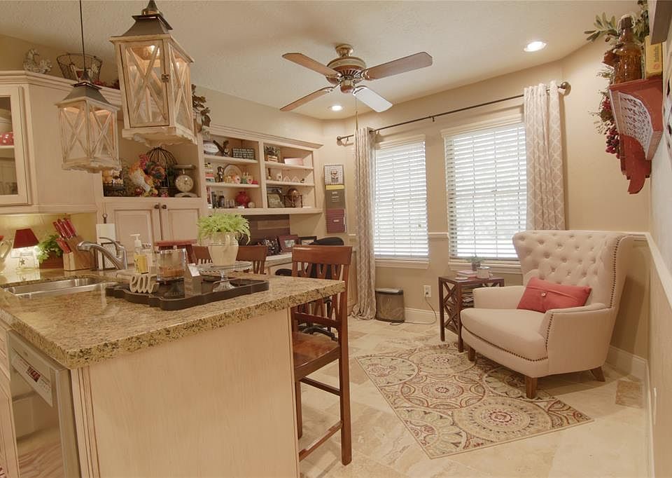 Get cozy in this inviting sitting area in the kitchen. Can also be used as a breakfast area.