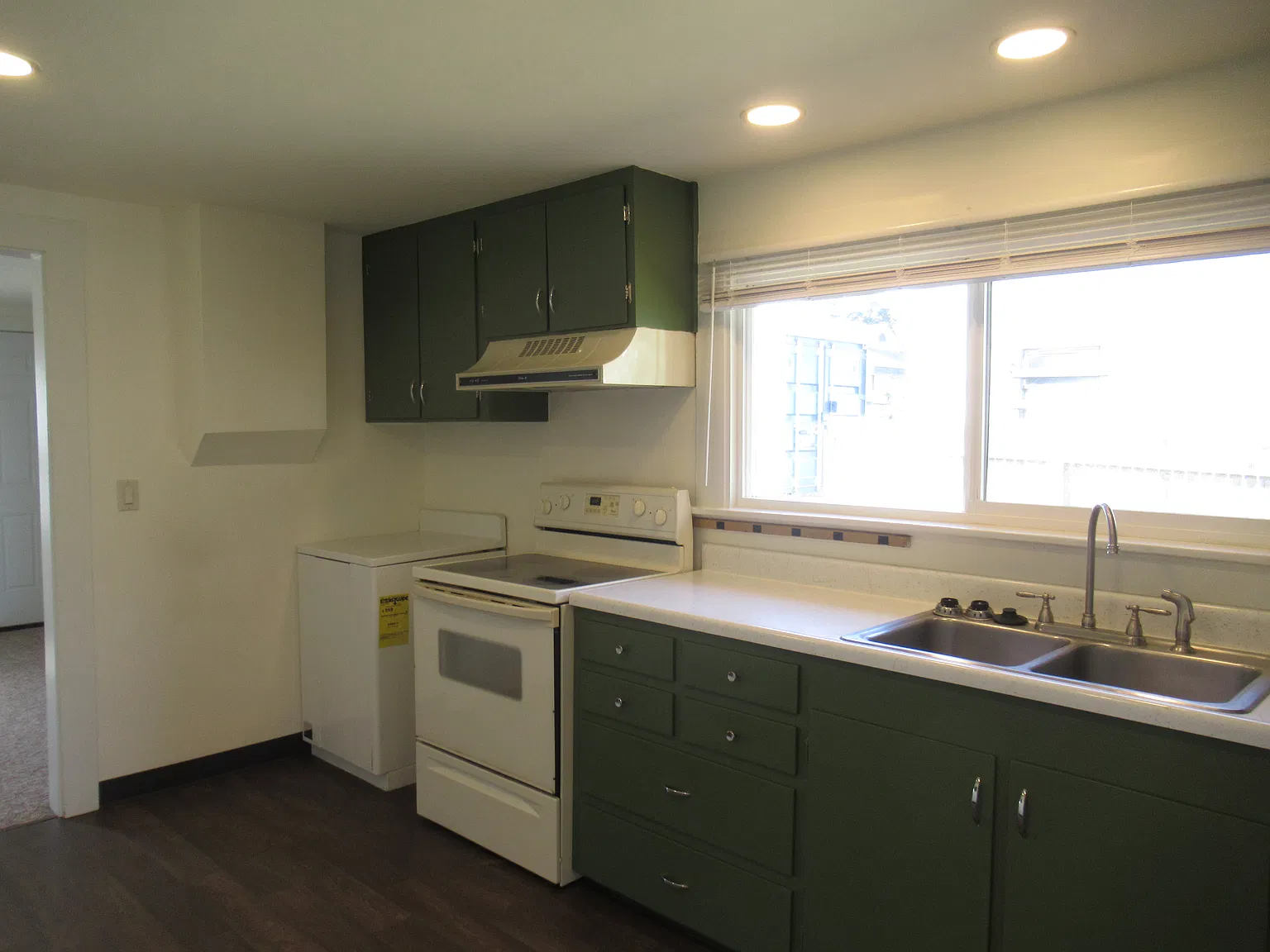 2 bed, 744 sqft, $1,900 — Photo 2