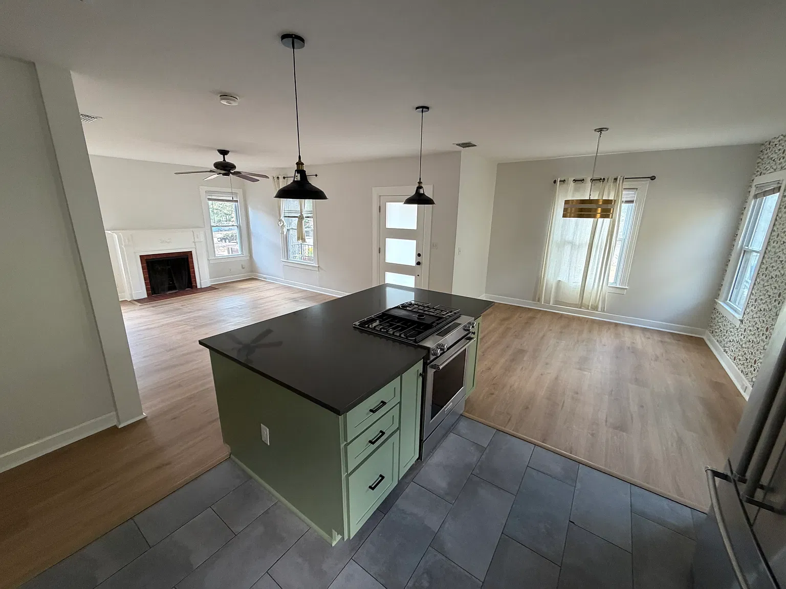 3 bed, 1152 sqft, $2,950 — Photo 3