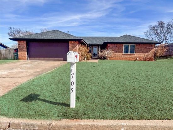705 S 28th St, Clinton, OK 73601