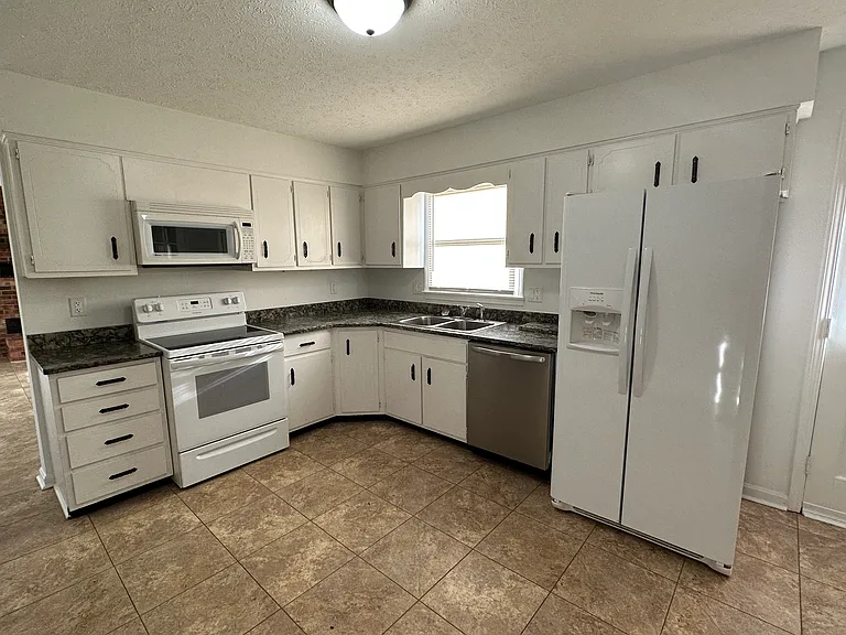2500 S College Hills Dr — Photo 4