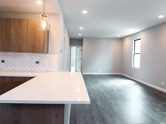 2nd image of 2506 W Walton St #2