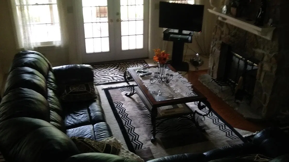 1 bed, 1200 sqft, $1,600 — Photo 1