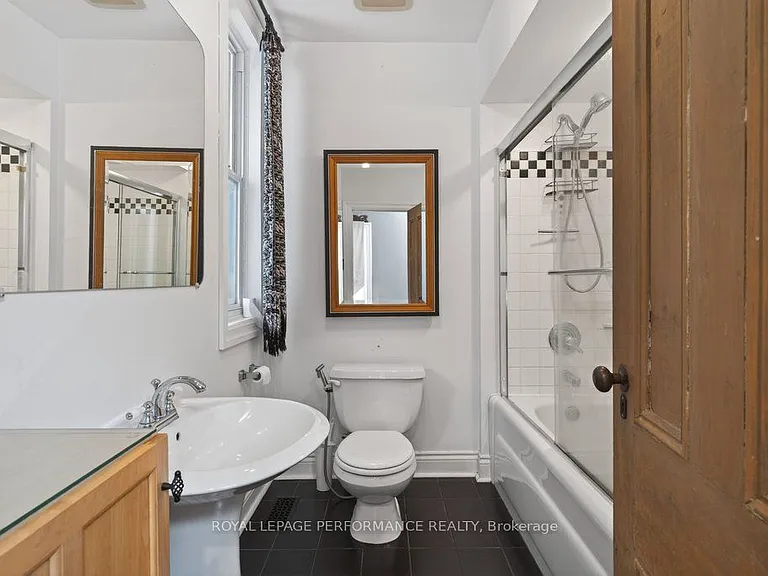 313 Lebreton St S — Photo 22