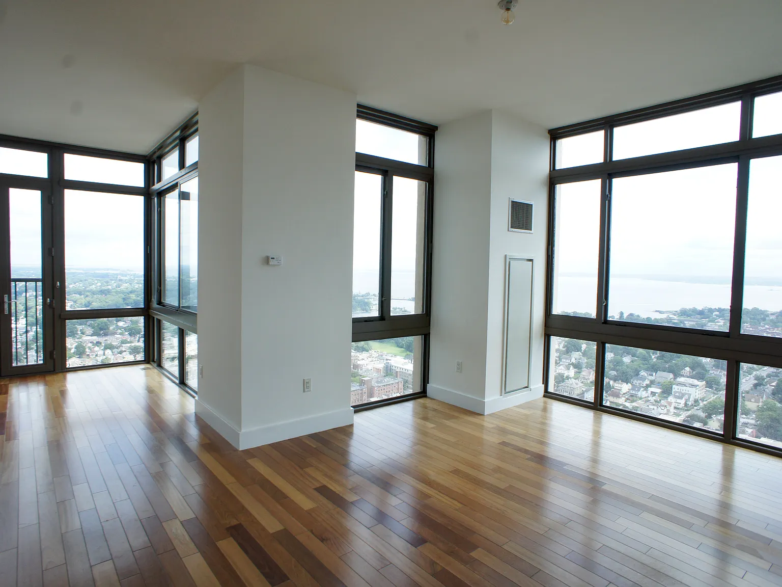 3 bed, 3.5 bath, 1676 sqft, $8,500 — Photo 2