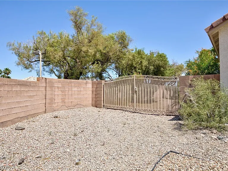 2598 Highland Cliff Dr — Photo 3