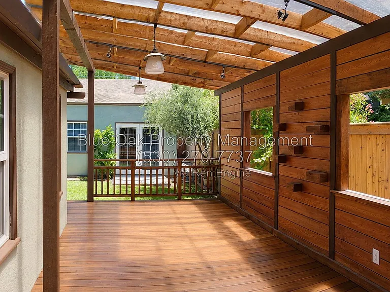 687 E 8th St — Photo 9