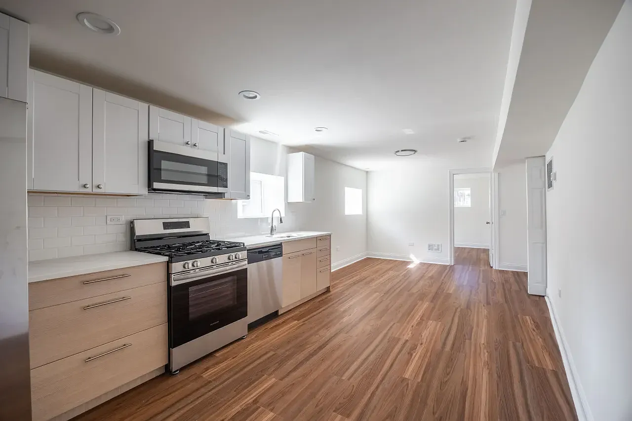 3122 N Harding Ave — Photo 2