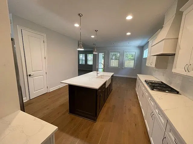 5 bed, 3320 sqft, $11,900 — Photo 4