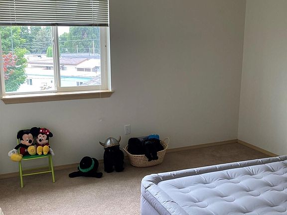 3rd image of 940 NW Anjni Cir