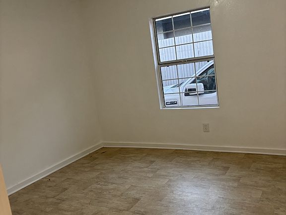 5th image of 614 W 41st Dr