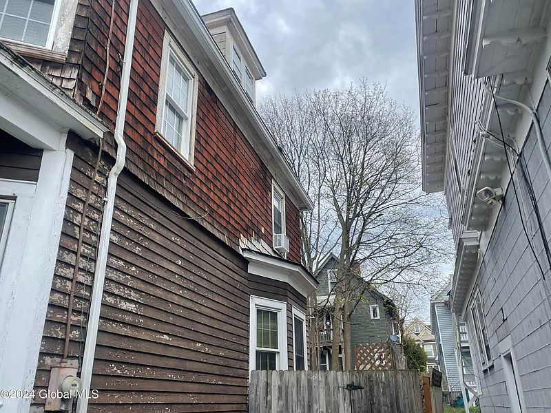 4th image of 579 Myrtle Avenue