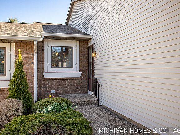 3rd image of 907 Creekridge Dr