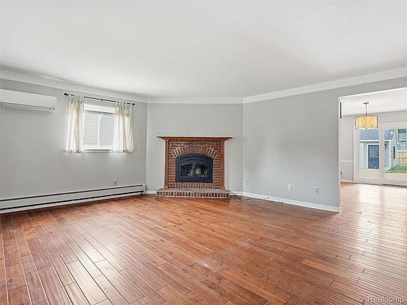 5th image of 282 E Gates St