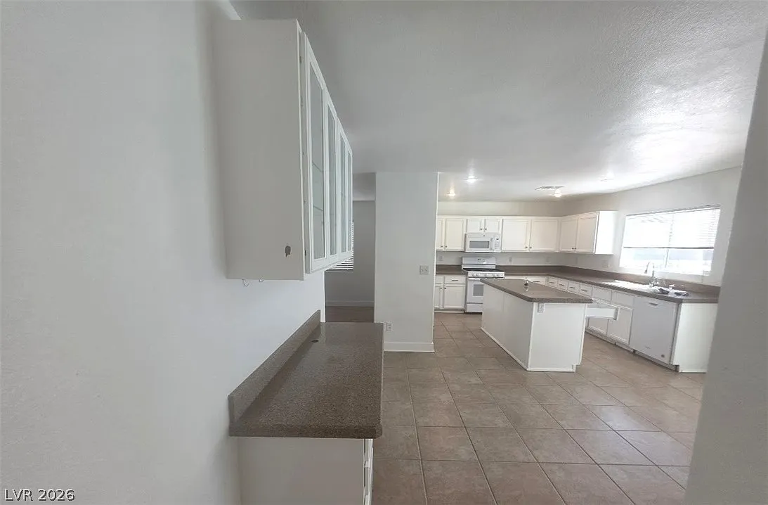 5 bed, 2.5 bath, 2529 sqft, $3,250 — Photo 4