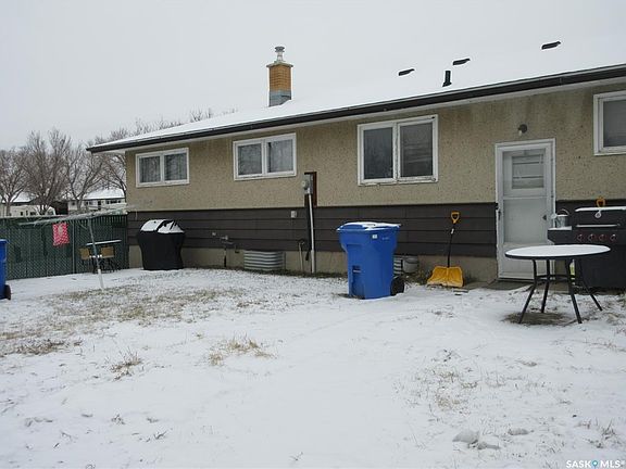 3rd image of 182 Rothwell CRESCENT