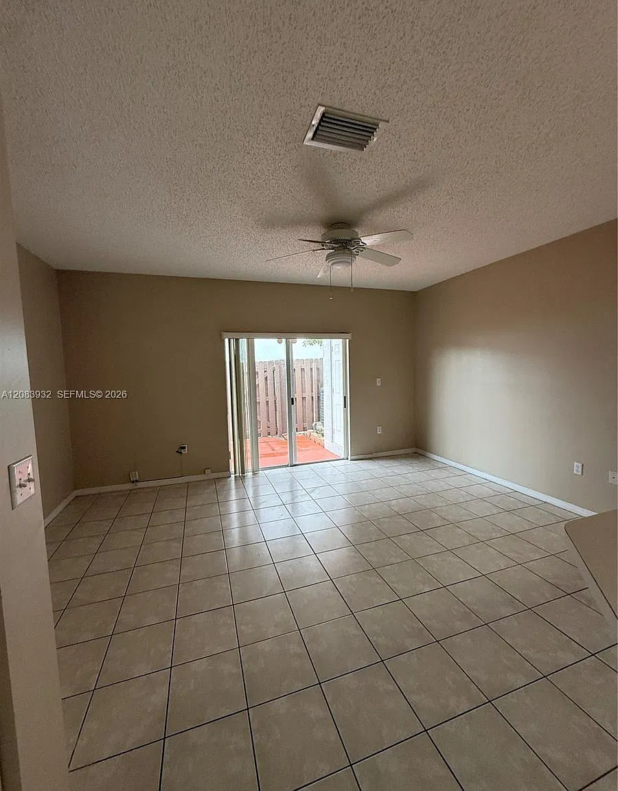 Towngate Condo Twelve — Photo 4