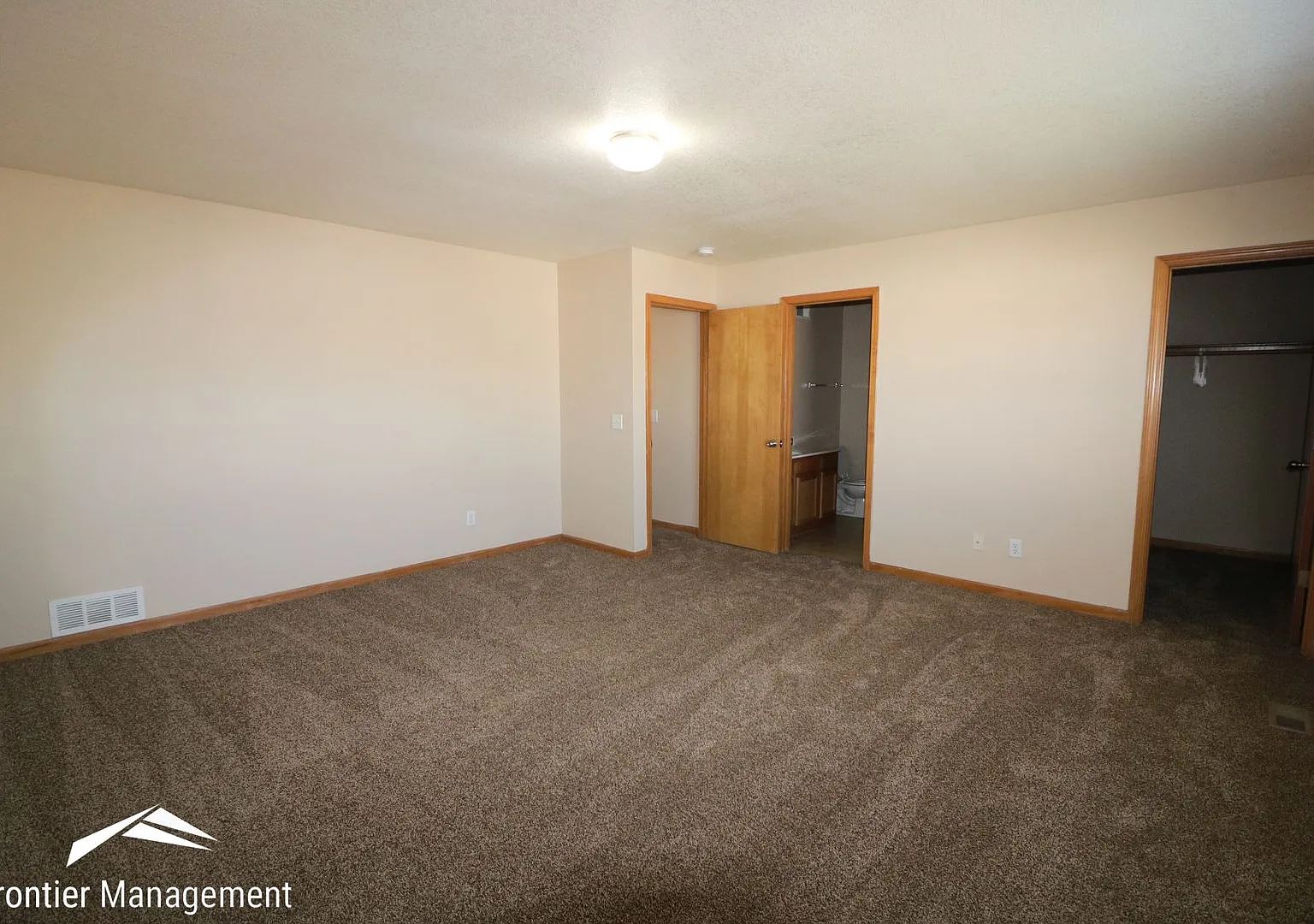 908-910 Jackalope — Photo 4