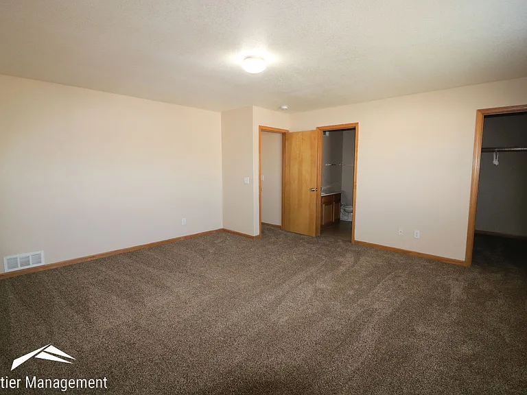 908-910 Jackalope Ct — Photo 4
