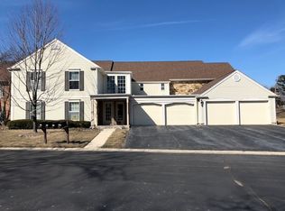 211 Dunham Place Cmns #211, St Charles, IL 60174