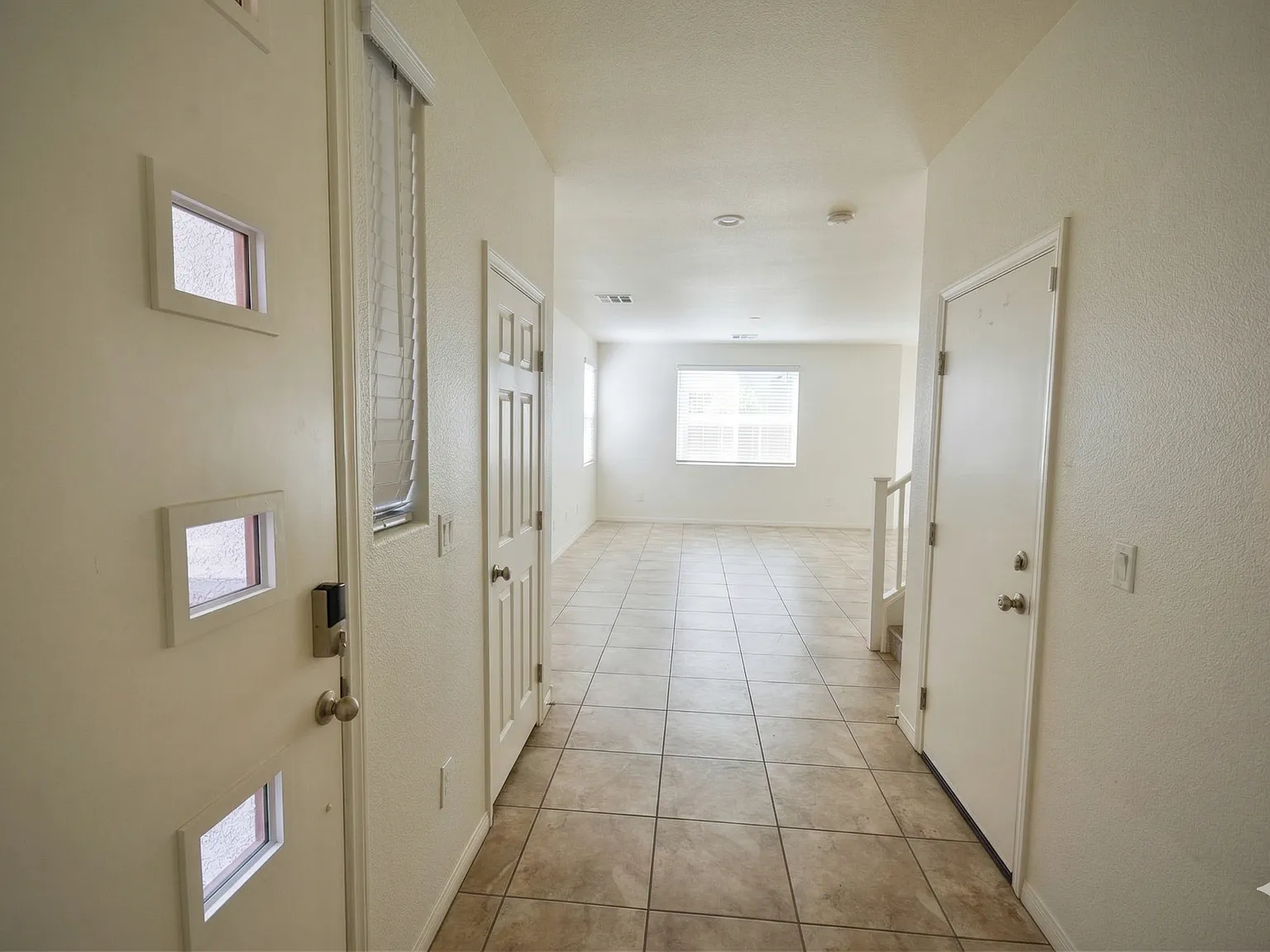 3 bed, 2017 sqft, $2,300 — Photo 2