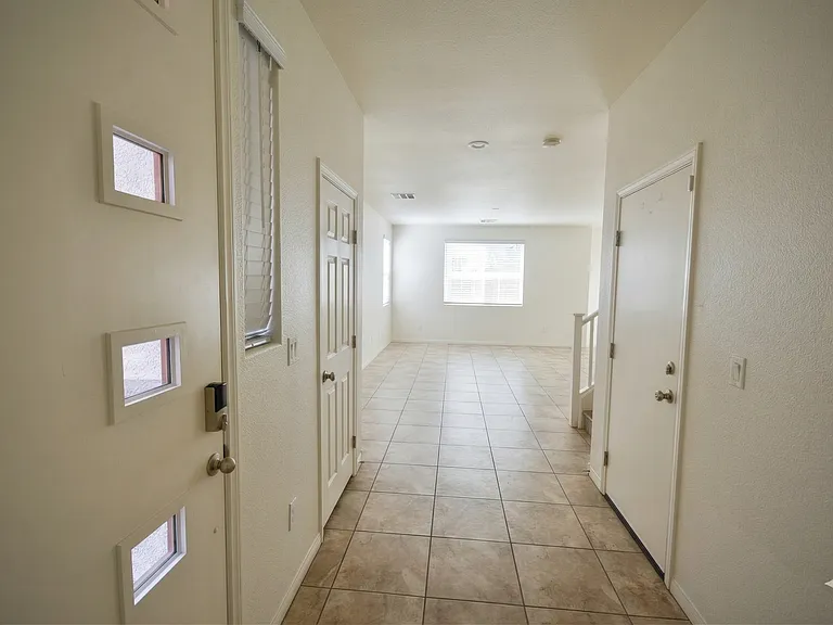 3041 Lake Como Ave — Photo 2