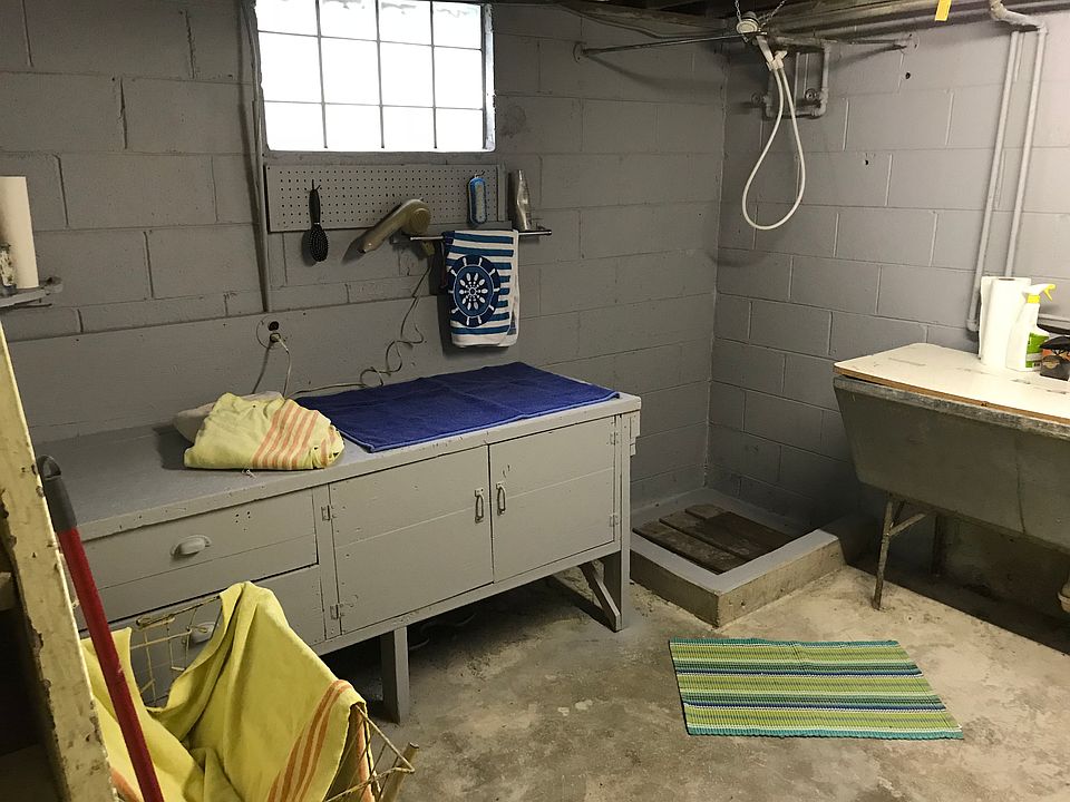 Unique dog grooming station 