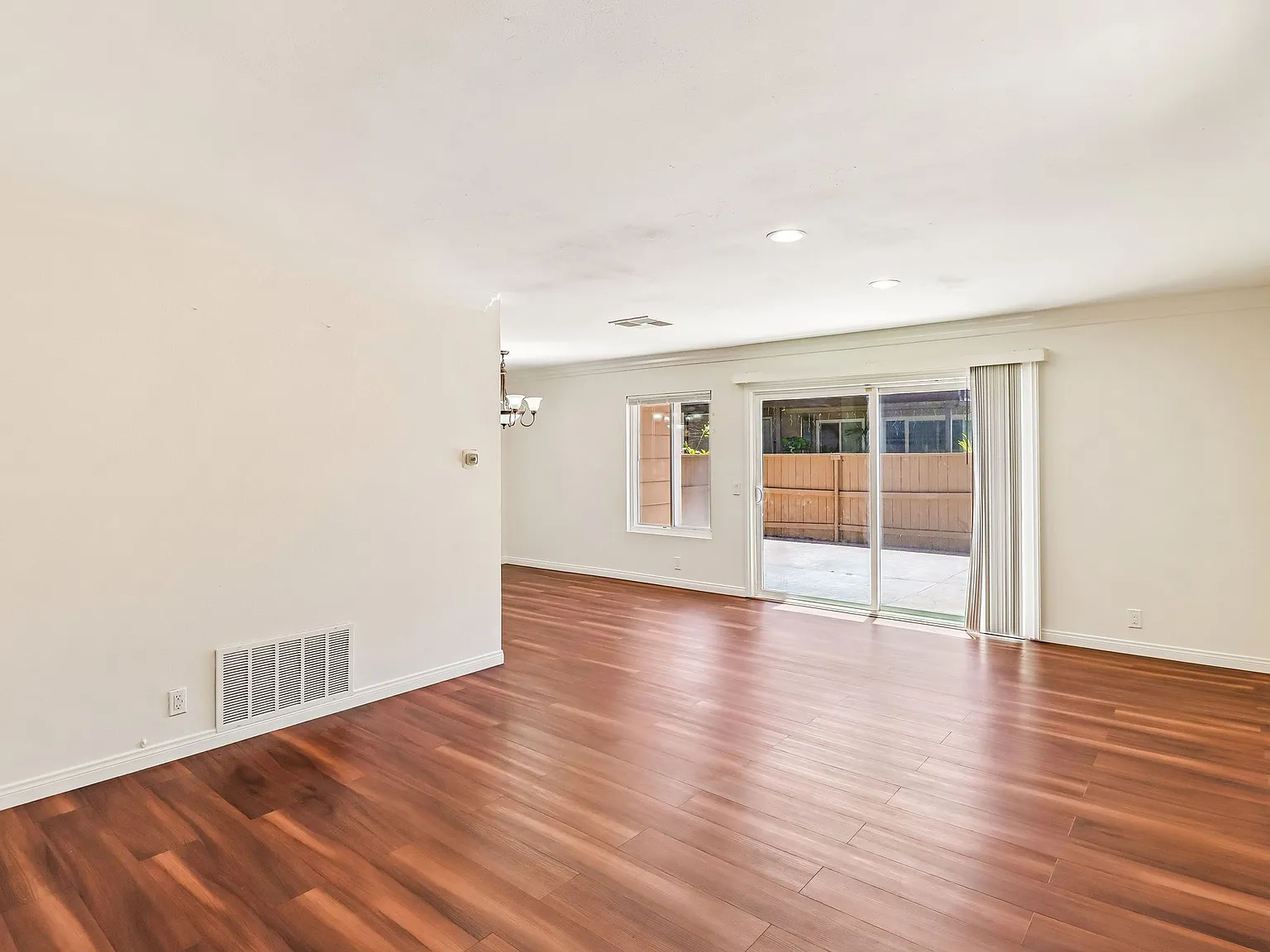 3 bed, 1183 sqft, $3,199 — Photo 2