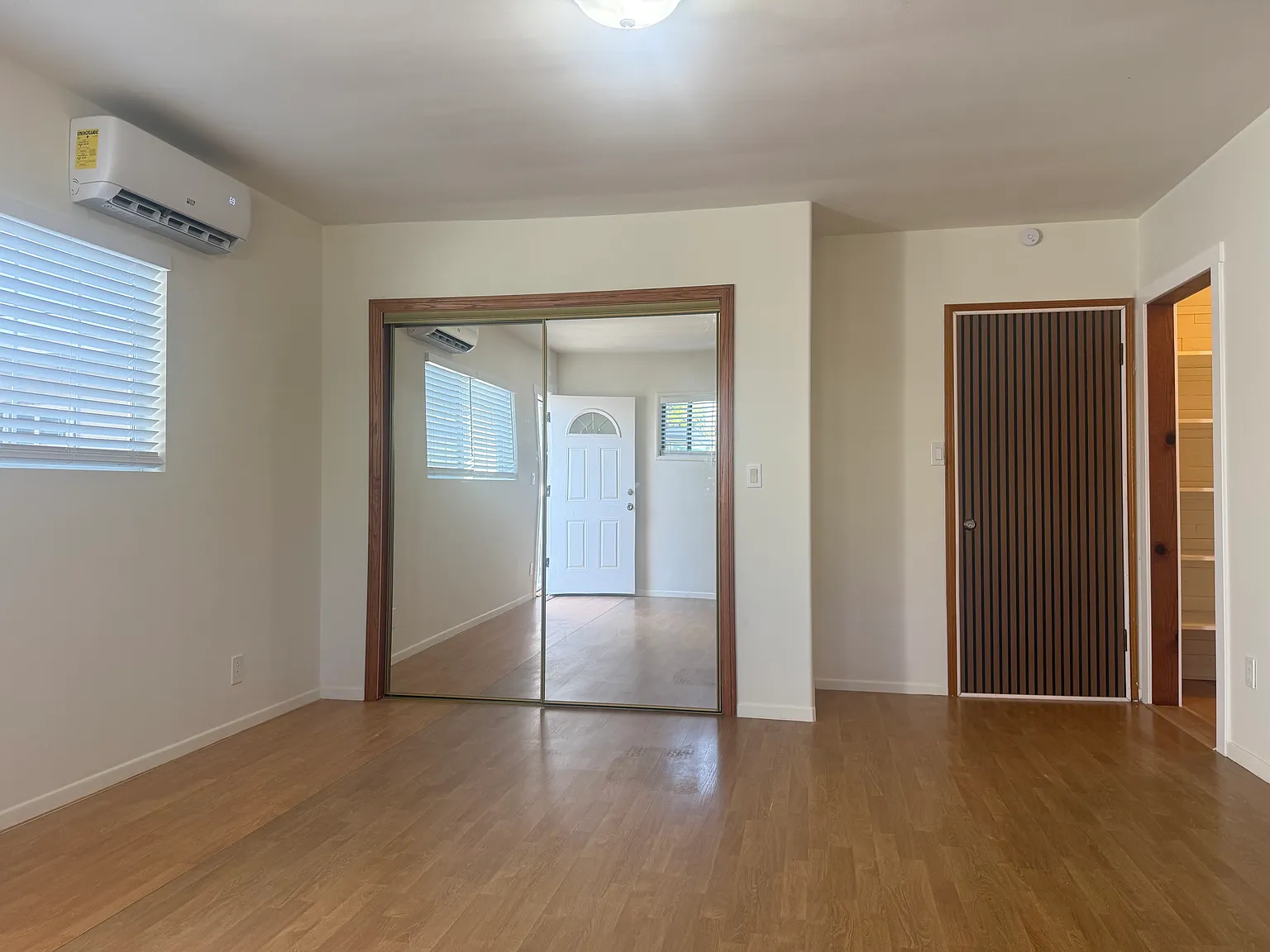 Studio, 250 sqft, $1,995 — Photo 3