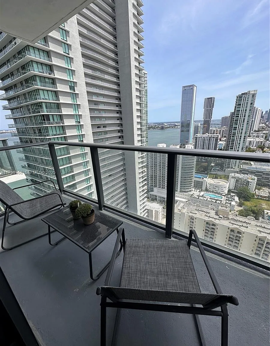 1 bed, 1.5 bath, 750 sqft, $3,400 — Photo 3